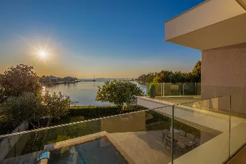 4-Bedroom Villa for 8 in Zaton, Nin