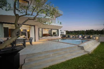 4-Bedroom Villa for 8 in Zaton, Nin