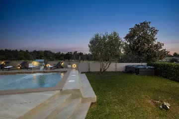 4-Bedroom Villa for 8 in Zaton, Nin