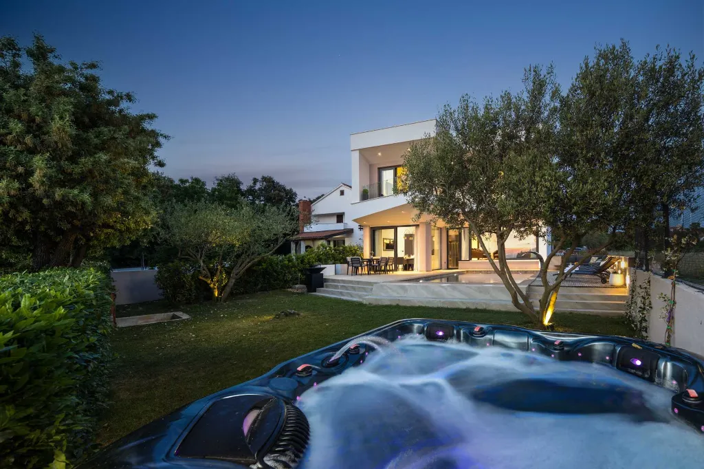 4-Bedroom Villa for 8 in Zaton, Nin