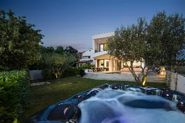 4-Bedroom Villa for 8 in Zaton, Nin