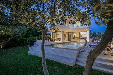 4-Bedroom Villa for 8 in Zaton, Nin