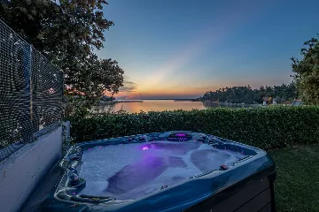 4-Bedroom Villa for 8 in Zaton, Nin