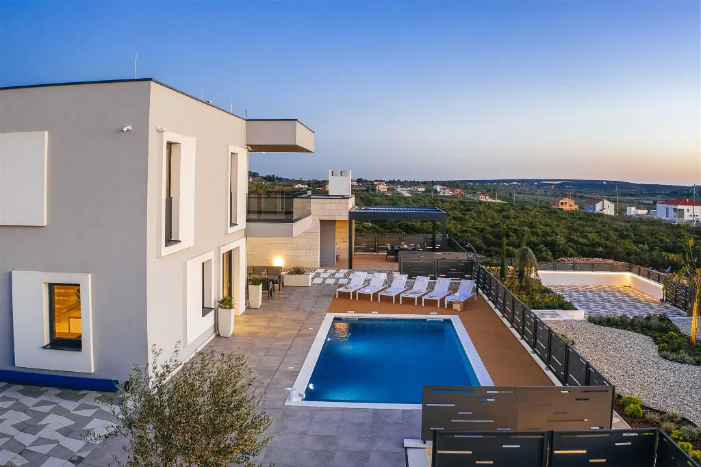 Modern 4-Bedroom Villa in Sukošan for 8