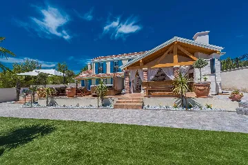 3-Bedroom Villa in Pridraga for up to 8 Guests