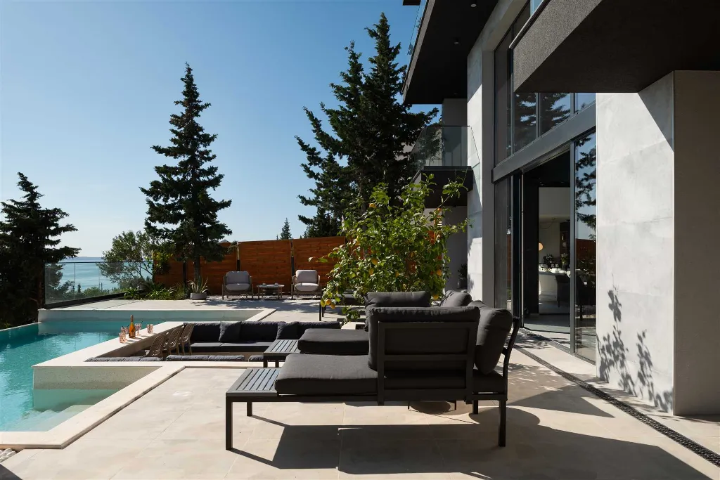 6-Bedroom Villa in Starigrad (Up to 14 Guests)
