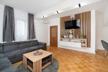 Holiday House in Zadar with Pool & Jacuzzi, up to 10