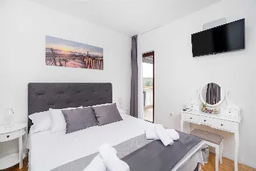 Holiday House in Zadar with Pool & Jacuzzi, up to 10