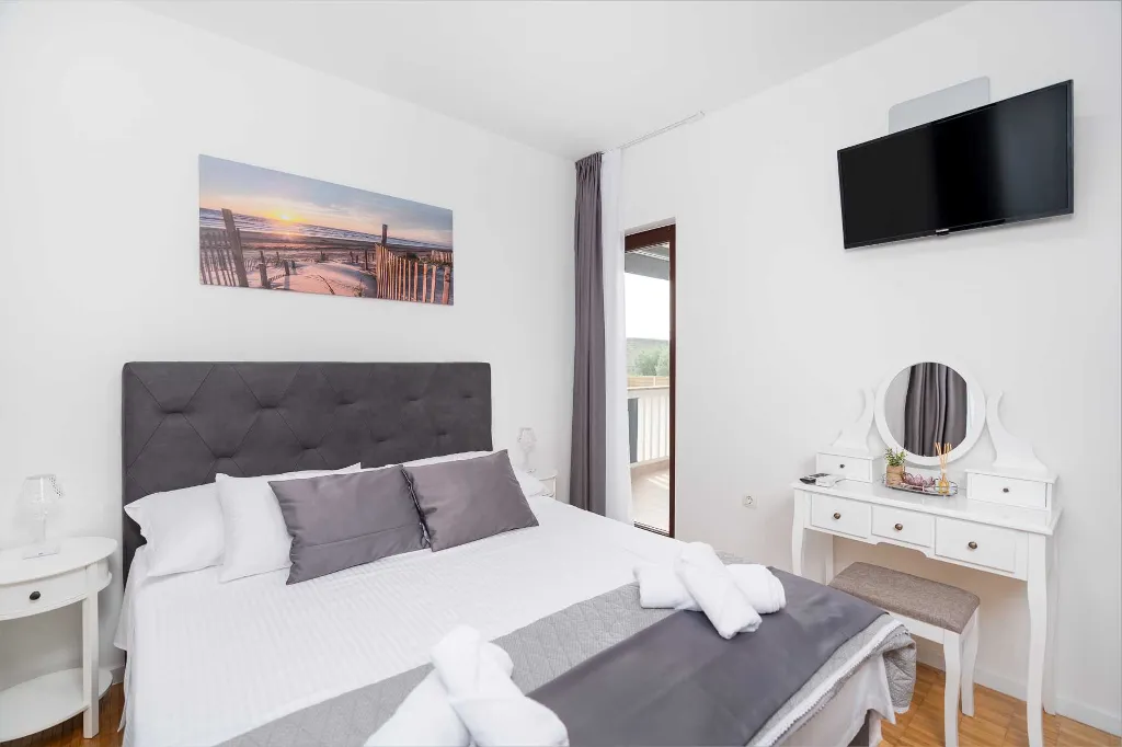 Holiday House in Zadar with Pool & Jacuzzi, up to 10