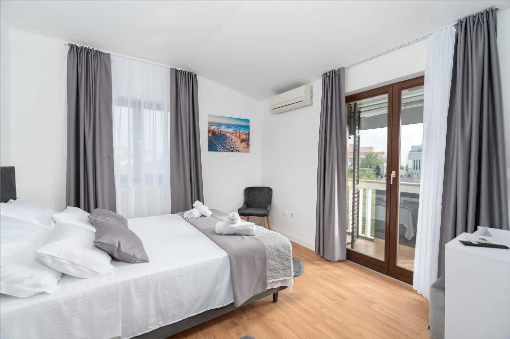 Holiday House in Zadar with Pool & Jacuzzi, up to 10