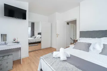 Holiday House in Zadar with Pool & Jacuzzi, up to 10