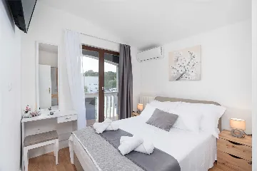 Holiday House in Zadar with Pool & Jacuzzi, up to 10