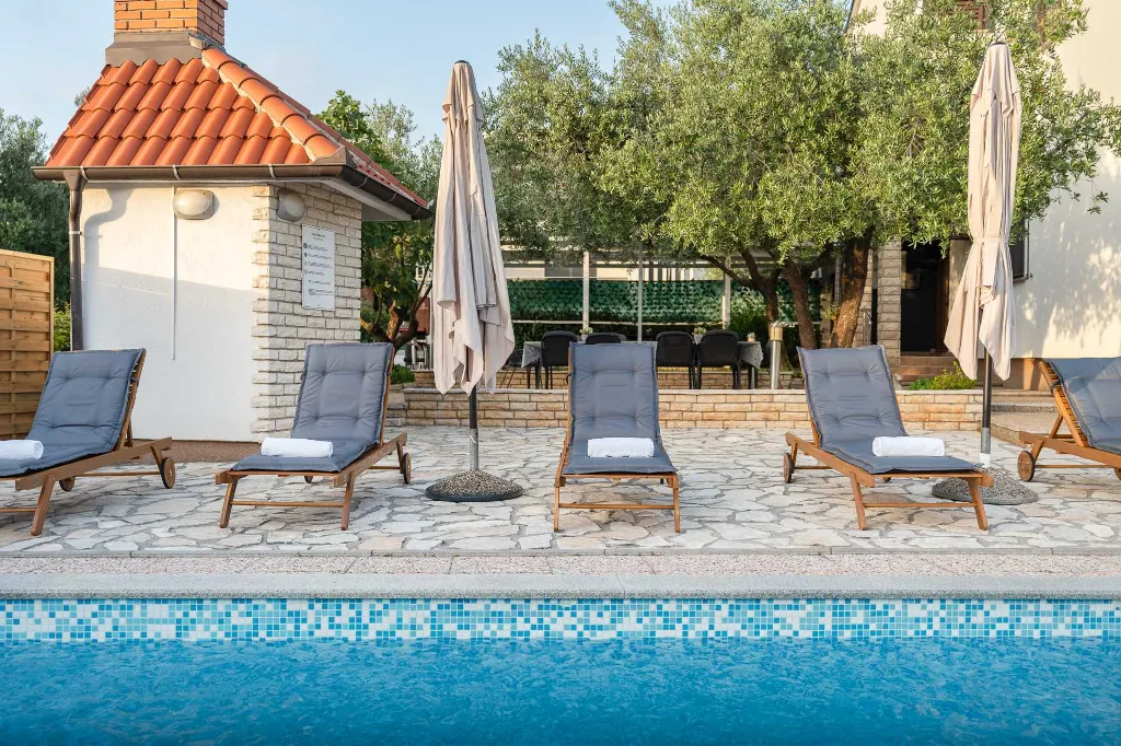 Holiday House in Zadar with Pool & Jacuzzi, up to 10