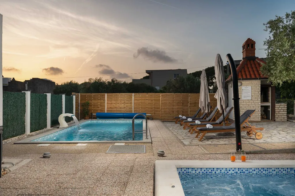 Holiday House in Zadar with Pool & Jacuzzi, up to 10