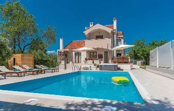 Spacious 4-Bedroom Villa in Zadar (Zemunik Donji)