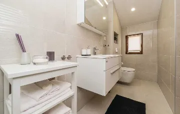 Spacious 4-Bedroom Villa in Zadar (Zemunik Donji)