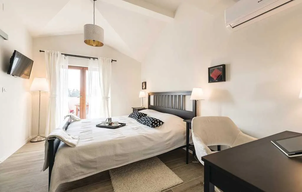 Spacious 4-Bedroom Villa in Zadar (Zemunik Donji)