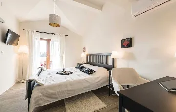 Spacious 4-Bedroom Villa in Zadar (Zemunik Donji)