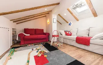 Spacious 4-Bedroom Villa in Zadar (Zemunik Donji)