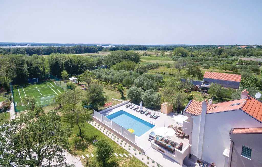 Spacious 4-Bedroom Villa in Zadar (Zemunik Donji)