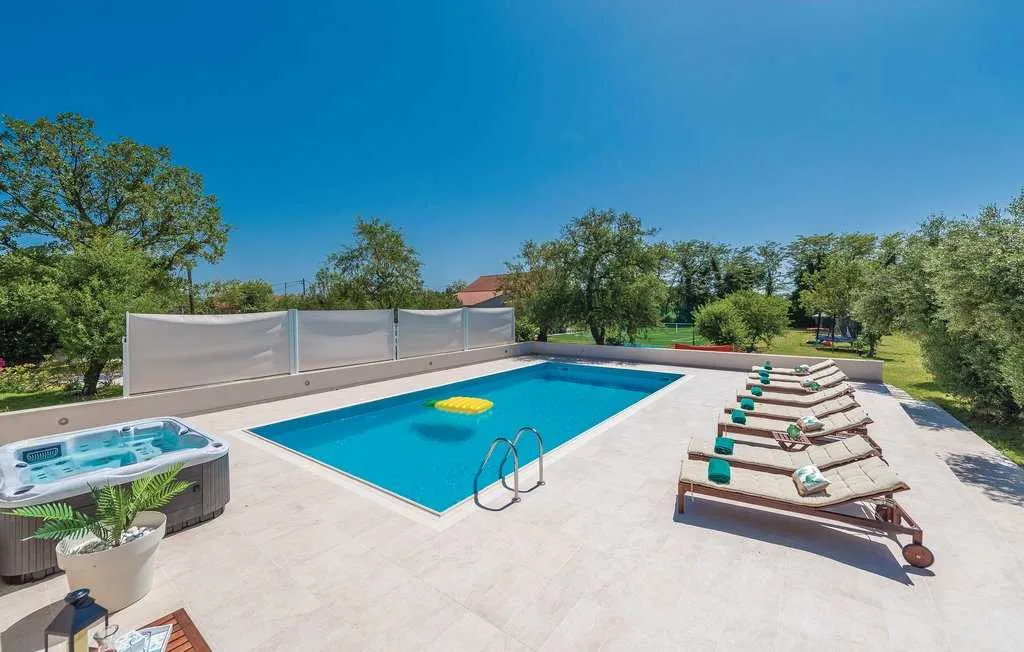 Spacious 4-Bedroom Villa in Zadar (Zemunik Donji)