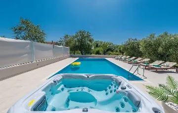 Spacious 4-Bedroom Villa in Zadar (Zemunik Donji)