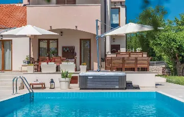 Spacious 4-Bedroom Villa in Zadar (Zemunik Donji)