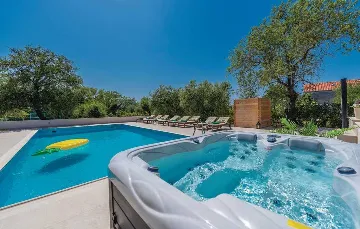 Spacious 4-Bedroom Villa in Zadar (Zemunik Donji)