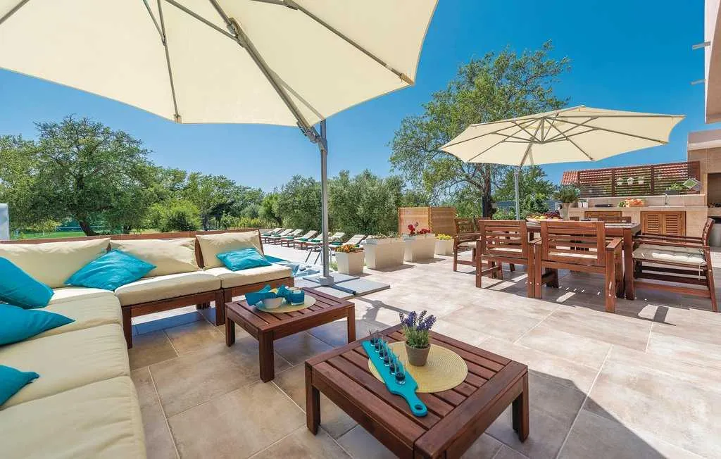 Spacious 4-Bedroom Villa in Zadar (Zemunik Donji)