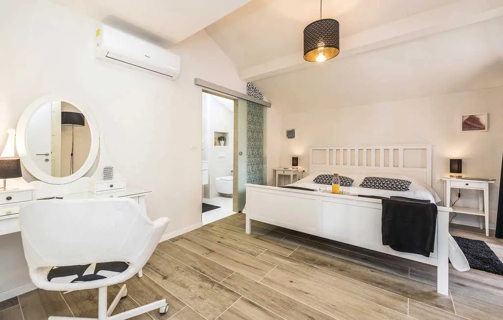 Spacious 4-Bedroom Villa in Zadar (Zemunik Donji)