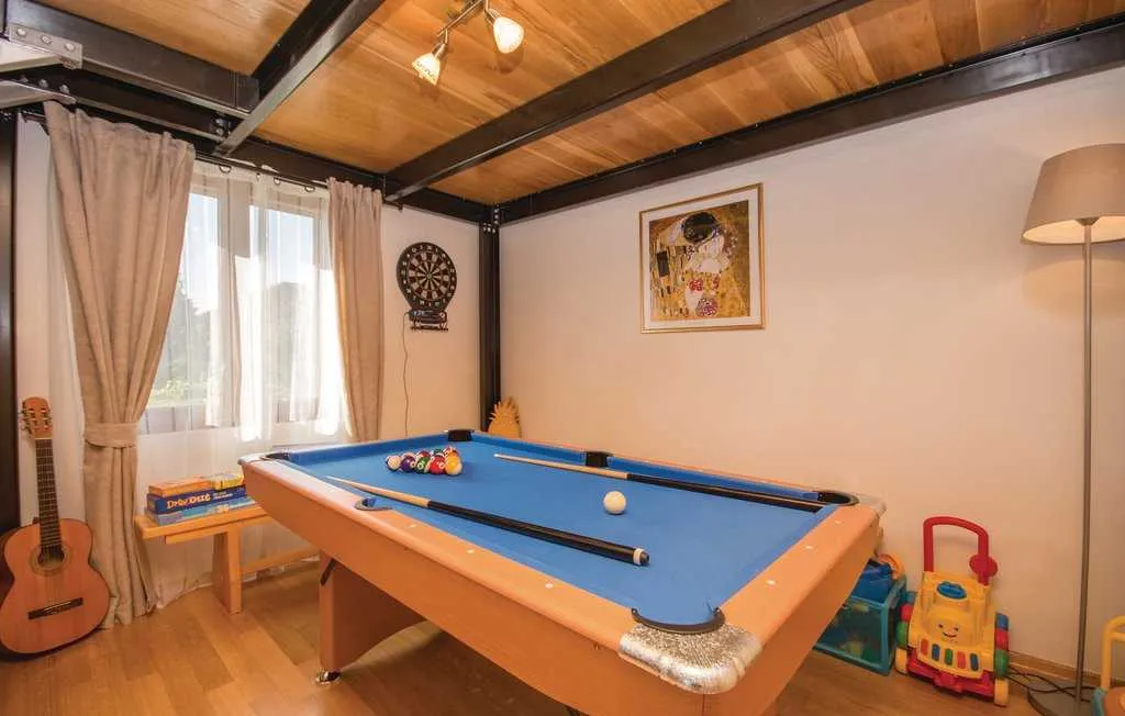 Spacious 4-Bedroom Villa in Zadar (Zemunik Donji)