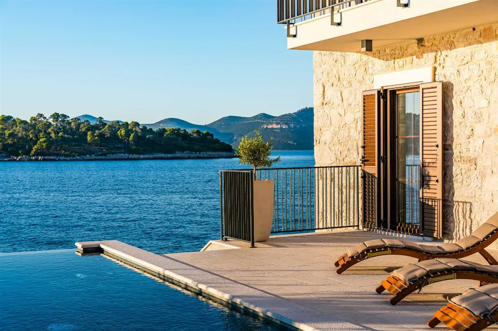 Heated Infinity Pool Seafront Villa in Zadar