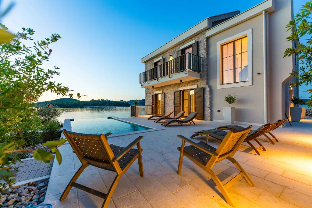 Heated Infinity Pool Seafront Villa in Zadar