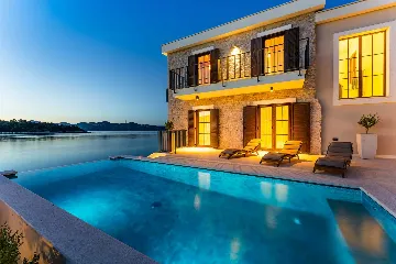Heated Infinity Pool Seafront Villa in Zadar