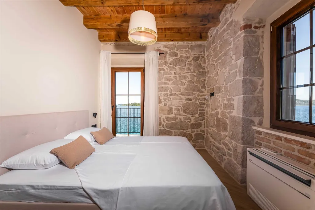 Heated Infinity Pool Seafront Villa in Zadar