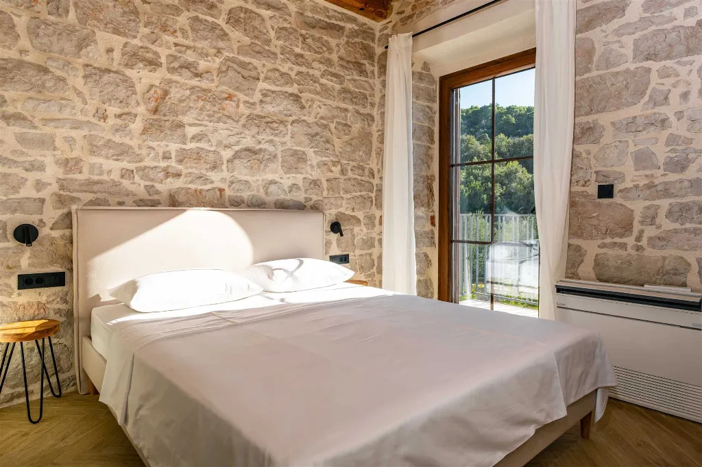 Heated Infinity Pool Seafront Villa in Zadar