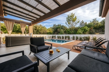 Petrčane Apartment with Private Pool & Jacuzzi