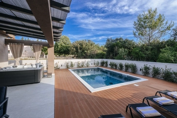 Petrčane Apartment with Private Pool & Jacuzzi