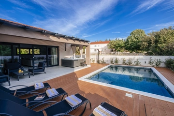 Petrčane Apartment with Private Pool & Jacuzzi