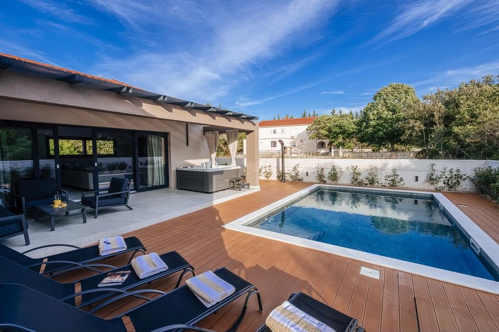 Petrčane Apartment with Private Pool & Jacuzzi