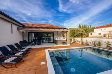 Petrčane Apartment with Private Pool & Jacuzzi