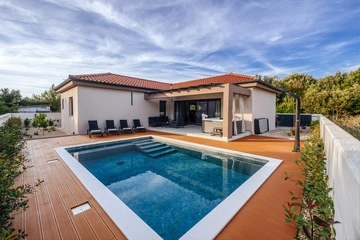 Petrčane Apartment with Private Pool & Jacuzzi