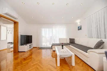 First-Floor Two-Bedroom Apartment in Kožino (Up to 5)