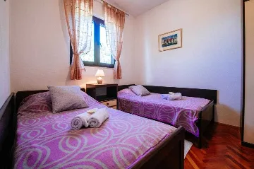 Pool Vacation Home for up to 9 Guests in Mali Iž