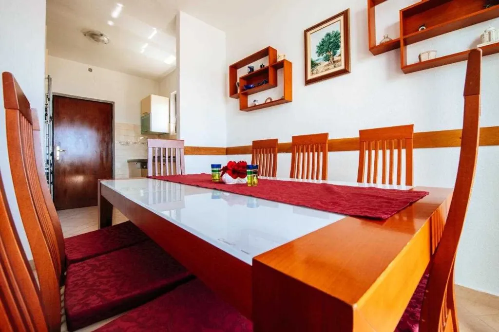 Pool Vacation Home for up to 9 Guests in Mali Iž
