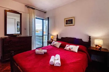 Pool Vacation Home for up to 9 Guests in Mali Iž