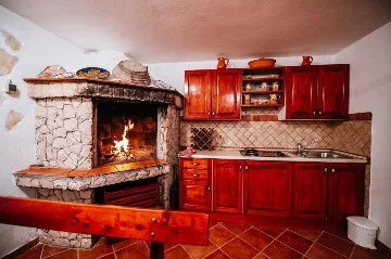 Pool Vacation Home for up to 9 Guests in Mali Iž