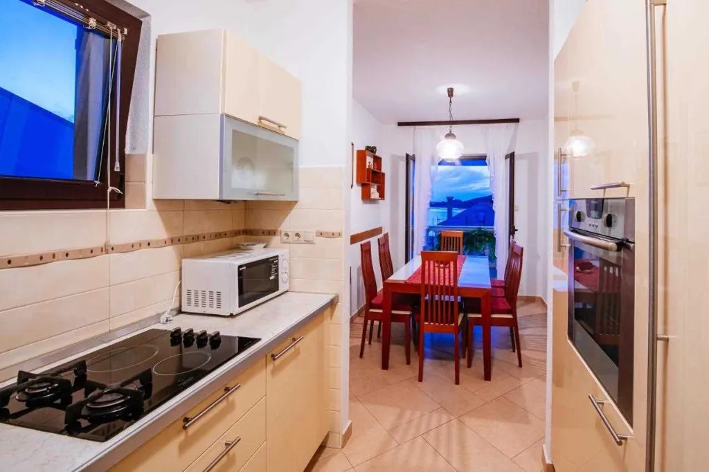 Pool Vacation Home for up to 9 Guests in Mali Iž
