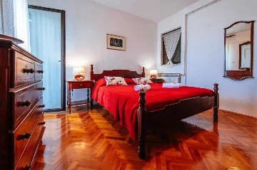 Pool Vacation Home for up to 9 Guests in Mali Iž