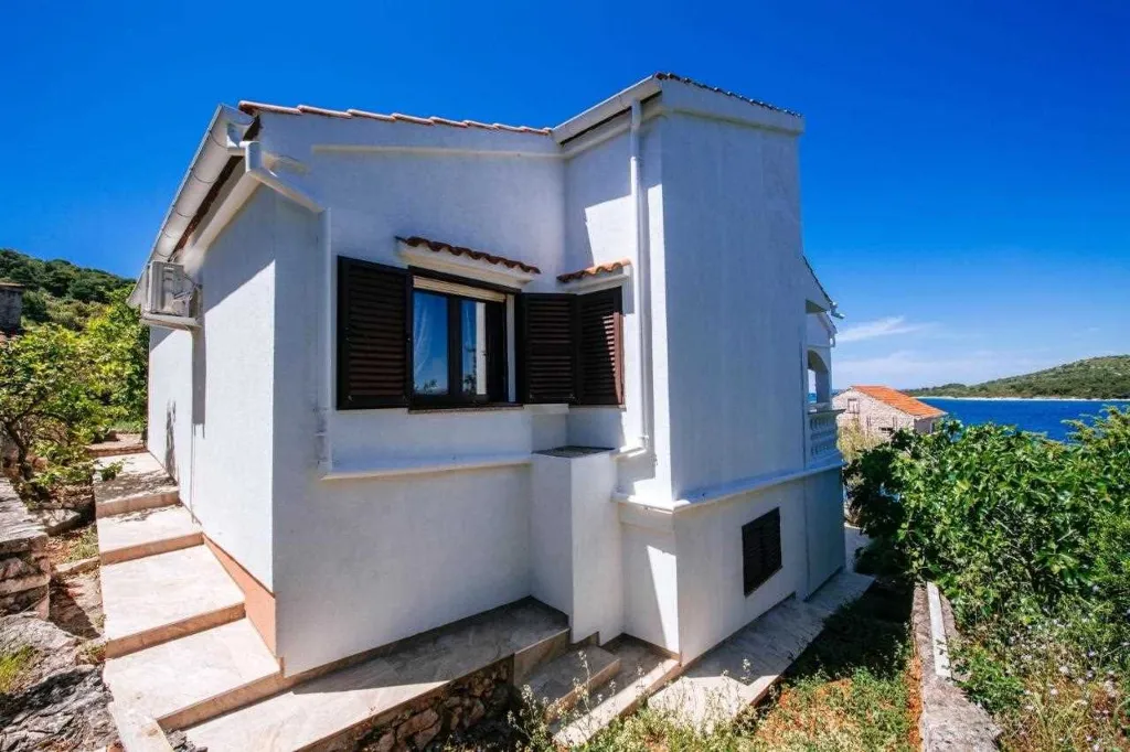 Pool Vacation Home for up to 9 Guests in Mali Iž